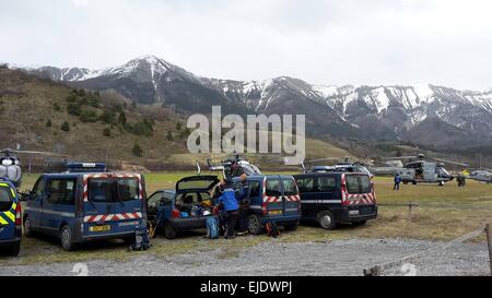 Paris, Frankreich. 24. März 2015. Rettungs-Team-Mitglieder versammeln sich in einem Feld wo Rettungsmaßnahmen in der Nähe von Seyne Les Alpes, Frankreich, am 24. März 2015 ihren Hauptsitz haben. Innenminister Bernard Cazeneuve angekündigt Dienstag Abend, dass die Black Box des Germanwings A320 Flugzeug stürzte Dienstagmorgen in Südfrankreich, gefunden wurde. Bildnachweis: Haute Provence Info/Xinhua/Alamy Live-Nachrichten Stockfoto