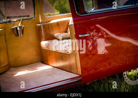 Einem hellen roten VW Camper Bus für eine Hochzeit vorbereitet. Stockfoto