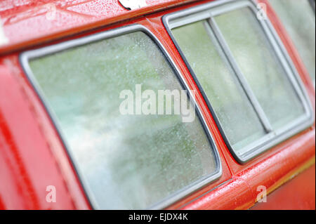 Regen Sie auf Windows von einem Volkswagen Camper Bus in East Sussex UK. Stockfoto