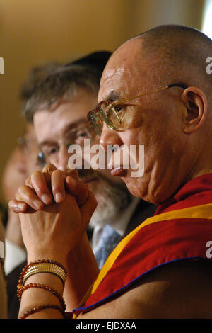 Buddhistischer Geistlicher Führer Dalai Lama besucht das Forum 2000-Konferenz in Prag, Tschechische Republik, am 10. September 2006. Israelischer Politiker und religiöser Führer Michael Melchior ist im Hintergrund zu sehen. Stockfoto