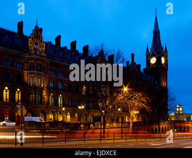 Hotel in London England UK in der Morgendämmerung, als der südliche Terminus von der Midland Railway im Jahr 1868 eröffnet und St Pancras Station Stockfoto