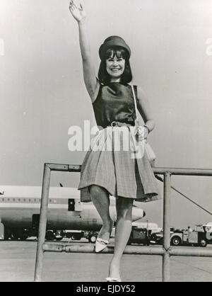 ASTRUD GILBERTO brasilianischer Samba und Bossa Nova Sängerin am Flughafen Heathrow im Juni 1965 Stockfoto