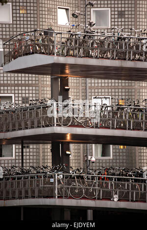 Fahrrad-Parken, Garage oder Fietsflat an der Central Station in Amsterdam. Stockfoto