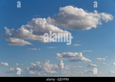 Blauer Himmel mit weißen Wolken Hintergrundbild Stockfoto