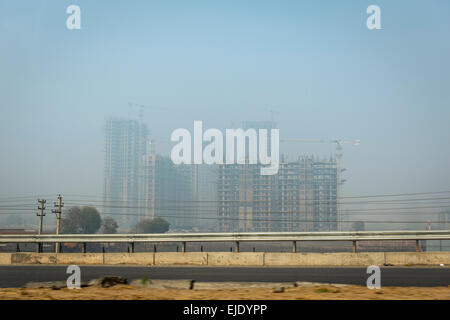 Riesige Straßenrand Bebauung entlang der Autobahn zwischen Neu-Delhi und Jaipur, Indien Stockfoto