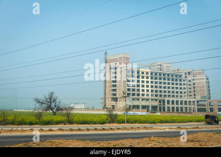 Riesige Straßenrand Bebauung entlang der Autobahn zwischen Neu-Delhi und Jaipur, Indien Stockfoto