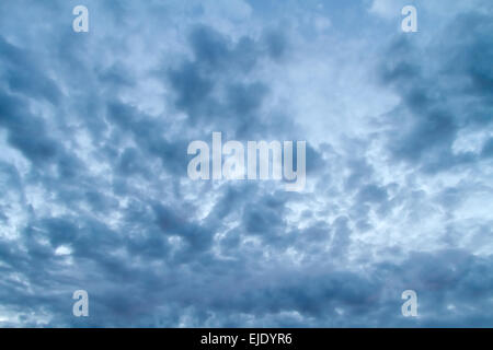 Dunkle, bedrohliche Gewitterwolken. Dramatische Gewitterhimmel. Stockfoto