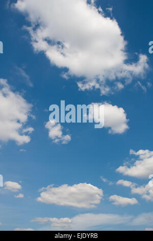 Blauer Himmel mit weißen Wolken Hintergrundbild Stockfoto