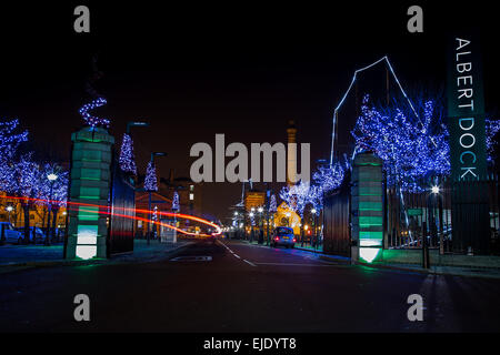 Verkehr-Trails am Eingang zum Albert Dock. Stockfoto