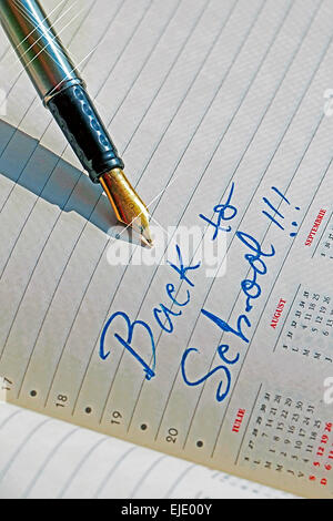 Tagebuch mit einem Füllfederhalter, die BACK TO SCHOOL schreiben. Stockfoto