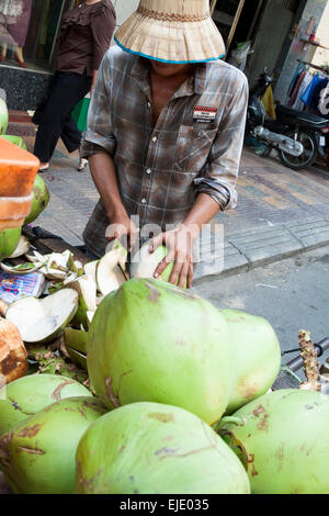 Eine Straße Verkäufer verkaufen Kokosnüsse auf der Straße in Phnom Penh, Kambodscha, Asien. Stockfoto