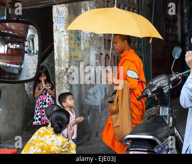 Hingabe der buddhistische Mönch auf der Straße in Phnom Penh, Kambodscha. Stockfoto