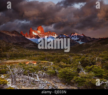 Mount Fitz Roy bei Sonnenaufgang. Nationalpark Los Glaciares, Patagonien, Argentinien Stockfoto