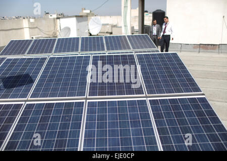 Gaza. 24. März 2015. Am März werden auf dem Dach Sonnenkollektoren auf dem Dach eines palästinensischen Hauses in Gaza-Stadt, gesehen. 24, 2015. Palästinenser verwenden die Sonnenkollektoren, die die Energie des Sonnenlichts in elektrische Energie für den Einsatz in ihren Häusern zu konvertieren. Palästinensische Energie Beamte sagten Bewohner des Gazastreifens, Heimat von 1,8 Millionen Menschen, erleben bis zu 16 Stunden Stromausfall ein Tag gewesen wegen Mangel an Arbeitskräften Kraftstoff und Strom. Bildnachweis: Wissam Nassar/Xinhua/Alamy Live-Nachrichten Stockfoto