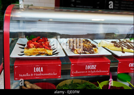 Eine Auswahl an Desserts zum Verkauf, Wien, Österreich. Stockfoto