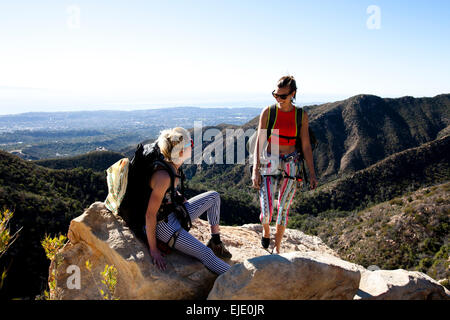 Zwei weibliche Kletterer sprechen nach dem Klettern am unteren Felsen von Gibraltar in Santa Barbara, Kalifornien. Stockfoto