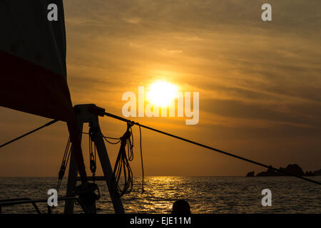 Takelagen das Segelboot Silhouette gegen die untergehende Sonne bei Ixtapa Mexico. Stockfoto