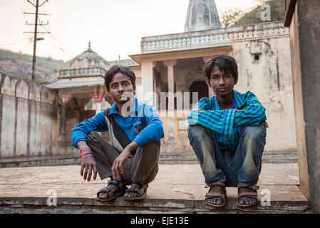 Zwei Jungs in der Galtaji-Hanuman-Hindu-Tempel in der Nähe von Jaipur, Rajasthan, Indien Stockfoto