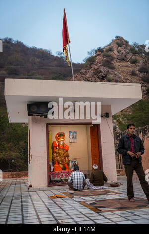 Hindus verehren auf Galtaji Hanuman Hindu-Tempel in der Nähe von Jaipur, Rajasthan, Indien Stockfoto