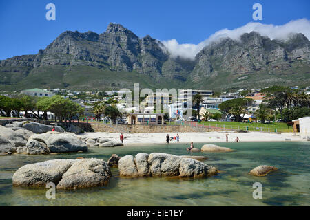 Niedrigen Winkel auf die Seite des Tafelbergs von Camps Bay Beach, Kapstadt, Südafrika Stockfoto