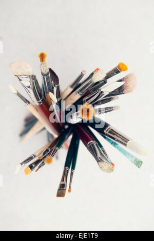 Pinsel in Künstleratelier Stockfoto