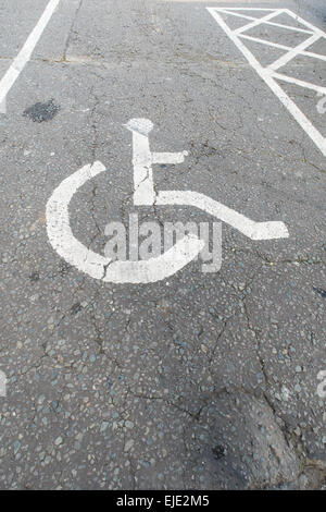 Behinderten Parkplätze Straße Road signs in einer Bucht Parkplatz deaktiviert Stockfoto