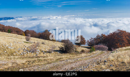 Herbstliche Landschaft Krim - Blick vom Babuhan Yaila natürliche reserve bis schwarzen Meer Stockfoto