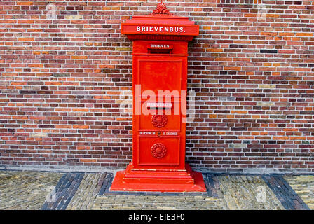 Alten roten Briefkasten am Zaanse Schans nördlich von Amsterdam Stockfoto