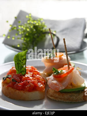 CANape saftige Tomaten Garnelen auf frischem Brot Pesto als topping (selektiven Fokus auf Vorderseite) Stockfoto