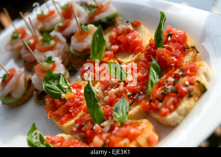 CANape Cocktailtomaten Garnelen auf frischem Brot Pesto als topping (selektiven Fokus auf Vorderseite) Stockfoto