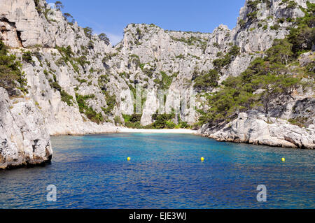 Calanques de Sugiton, Frankreich. Berühmte Bucht und Strand eingebettet in das Küstengebirge südlich von Marseille. Stockfoto
