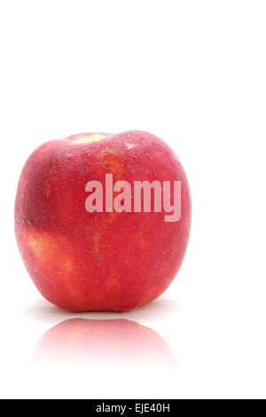 isolierte gesäubert roten Apfel mit Wasser Tropfen drauf mit Reflexion. Stockfoto