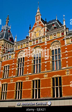 Eingang zum Bahnhof Amsterdam Centraal Stockfoto