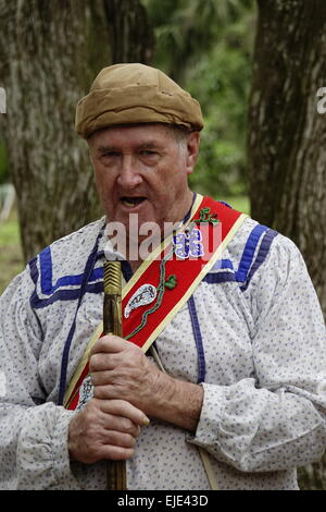 Mann in authentischen Seminole Zeitraum Kleid während einer zweiten Seminolenkrieg Re-Inszenierung in Fort Cooper Tagen Fort Cooper State Park Stockfoto