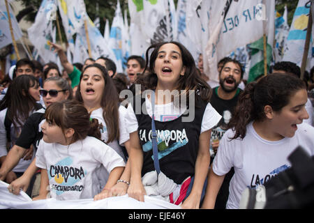 Buenos Aires, Argentinien. 24. März 2015. Bewohner nehmen Teil an einer Demonstration zum 39. Jahrestag des Putsches von 1976, am Platz Plaza de Mayo in Buenos Aires, der Hauptstadt von Argentinien, am 24. März 2015. Bildnachweis: Martin Zabala/Xinhua/Alamy Live-Nachrichten Stockfoto