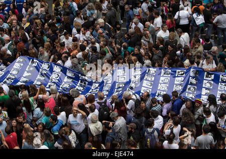 Buenos Aires, Argentinien. 24. März 2015. Bewohner nehmen Teil an einer Demonstration zum 39. Jahrestag des Putsches von 1976, am Platz Plaza de Mayo in Buenos Aires, der Hauptstadt von Argentinien, am 24. März 2015. Bildnachweis: Martin Zabala/Xinhua/Alamy Live-Nachrichten Stockfoto