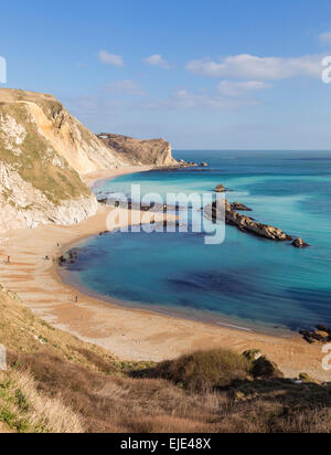 Ein Blick von Dorset Mann des Krieges bei Durdle Door in der Nähe von Lulworth, Dorset, UK. Eine aktuelle Felssturz gibt dem Meer ein milchiges Aussehen. Stockfoto