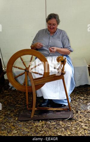 Frau im Zeitraum Kleid arbeiten bei einem Spinnrad während Fort Cooper Tage, Fort Cooper Staatspark, Inverness, Florida Stockfoto