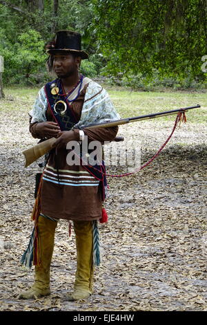 Mann verkleidet als schwarzer Seminole während Cooper Tage Fort, Fort Cooper State Park, Inverness, Florida. 2. Seminolenkrieg Reenactment Stockfoto