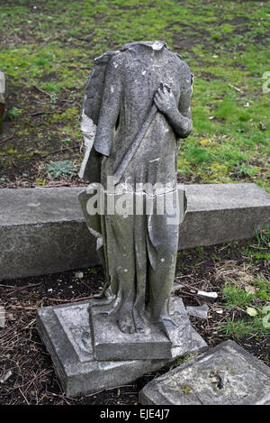 Die Überreste eines gebrochenen Denkmals in Dalry Friedhof, Edinburgh, Schottland, UK. Stockfoto