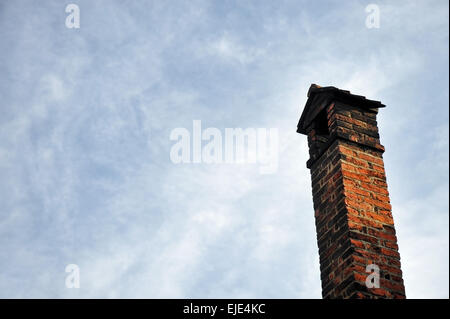 Alte Haus orange gemauerten Schornstein mit blauen Himmel im Hintergrund Stockfoto