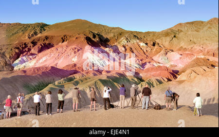 "Künstler-Palette" auf der beliebten "Artist Drive" in Death Valley Nationalpark, USA... Fotografen warten auf den perfekten Schuss! Stockfoto