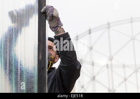 Künstlers Clemens Behr (Deutschland) in Piazza del Gazometro in Rom, Italien, bereitet seine Installation für das Projekt Ostiense Bezirk Stockfoto