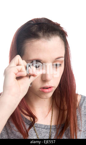 Teenager-Mädchen Curling Wimpern mit Wimpernzange Stockfoto