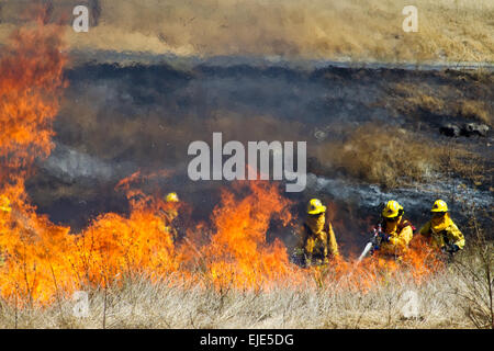 Feuerwehrmann Kampf gegen Feuer Stockfoto