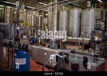 Montagelinie Conveyor Belt und Brauen Biertanks in einer Brauerei Pflanze Toronto Stockfoto