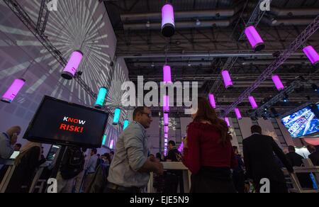 (150324)--TEL AVIV, 24. März 2015 (Xinhua)--A-Frau-Gespräche mit Aussteller an einem Stand während Cybertech 2015 in Tel Aviv, Israel, am 24. März 2015. Cybertech 2015, eine internationale Konferenz und Ausstellung für Cyber-Lösungen auf der ganzen Welt, wurde hier am Dienstag statt. Die zweitägige Veranstaltung zieht einige 100 israelische und internationalen Unternehmen, präsentieren die neuesten Cybertech Innovationen auf dem Gebiet. Mehr als 5.000 Mitarbeiter in den Delegationen aus 50 Ländern und Regionen dürften an der Veranstaltung teilnehmen. Fast 90 Vorträge zu Themen der Cyber-Lösungen in der aktuellen Netzwerkumgebung und Gewusst wie: p Stockfoto