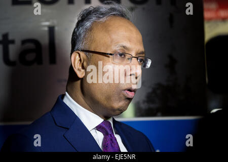 London, UK. 23. März 2015. Bürgermeister von Tower Hamlets, spricht Lutfur Rahman an die Presse am Royal London Hospital in Whitechapel, East London am 23. März 2015. Royal London Hospital wurde verkauft, Tower Hamlets Rat für £9m letzten Monat, die es in ein neues Rathaus und bürgerliche Nabe für Tower Hamlets, sanieren wird als Teil des The Whitechapel Vision Masterplan und der Regeneration von Whitechapel. Bildnachweis: EL Bilder/Alamy Live News Stockfoto