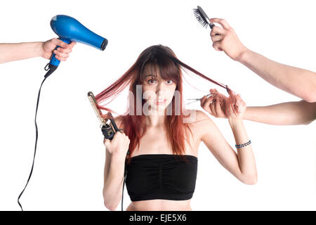 Unglückliche junge Frau mit zwei Friseure Stockfoto