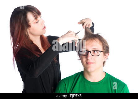 Weibliche Friseur Haare schneiden eines männlichen Kunden Stockfoto